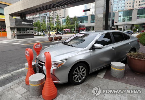 3일째 아파트 인도에 방치된 캠리 승용차 (인천=연합뉴스) 윤태현 기자 = 29일 오전 인천시 연수구 모 아파트단지 정문 인도에 50대 여성 주민의 캠리 차량이 3일째 방치돼 있다. 이 여성은 아파트단지 주차위반 스티커가 부착된 것에 화가 나 자신의 승용차로 지하주차장 진입로를 막아 물의를 빚었다.     tomatoyoon@yna.co.kr  (끝)