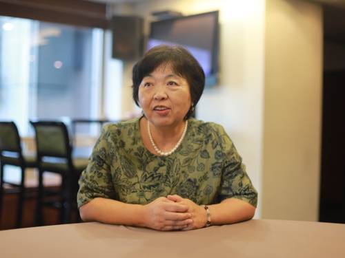 일본 소설가 와카타케 지사코 일본 소설가 와카타케 지사코(64)가 데뷔작 '나는 나대로 혼자서 간다' 출간을 기념해 29일 한국프레스센터에서 연 기자간담회에서 작품을 소개하고 있다. [토마토출판사 제공]