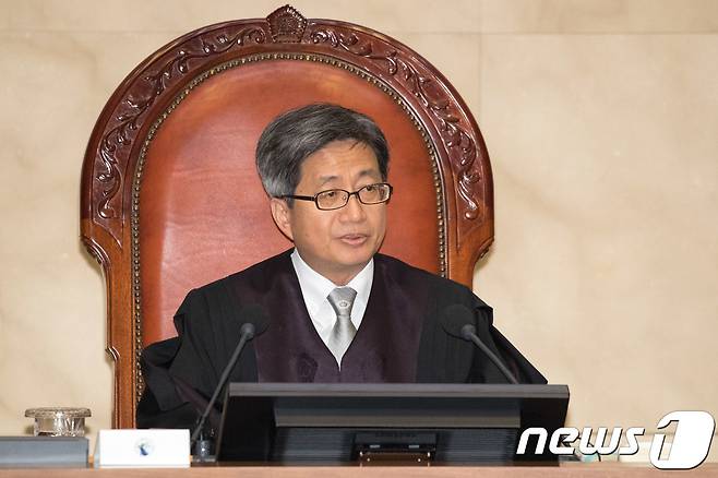 김명수 대법원장이 30일 오후 서울 서초구 대법원에서 열린 '양심적 병역거부 전원합의체 공개변론'을 위해 대법정에 착석해 있다. 2018.8.30/뉴스1 © News1 성동훈 기자