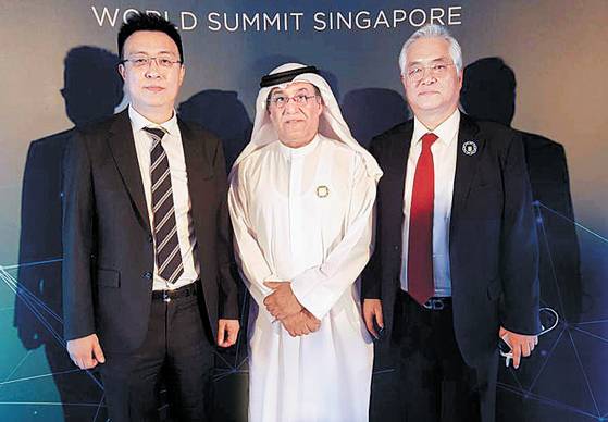 29일 오후 싱가포르 플러턴베이 호텔에서 L재단이 블록체인 국제 콘퍼런스를 열었다. 이상윤(왼쪽)·김근영 L재단 공동창업자 가운데는 아랍에미리트 국왕의 전 비서실 차장인 투자자 칼판. [전영기 기자]