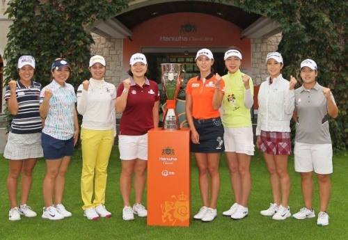 한화클래식2018을 하루 앞둔 29일 일본여자프로골프(JLPGA)투어에서 활동하는 한국 선수와 일본 선수들이 함께 포즈를 취했다. 왼쪽 다섯번째가 윤채영. [사진=한화클래식 조직위]
