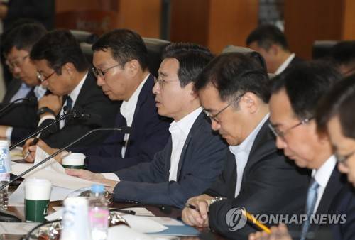 인사말하는 김용범 금융위 부위원장 (서울=연합뉴스) 정하종 기자 = 김용범 금융위원회 부위원장이 30일 오전 서울 영등포구 한국거래소에서 열린 '제약ㆍ바이오업계 간담회'에서 인사말을 하고 있다.     chc@yna.co.kr  (끝)