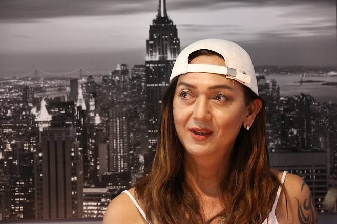 린 응암프린이 7월 24일(현지시각) 타이 방콕의 자기 피자 가게에서 <한겨레> 평화원정대와 인터뷰를 하고 있다. 방콕/김봉규 선임기자 bong9@hani.co.kr