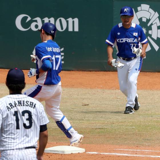 6회초 이정후가 내야 땅볼을 치고 1루 베이스를 밟는 과정에서 발목이 꺾이고 있다. 1루 코치인 아버지 이종범이 이를 바라보고 있다. 자카르타=김성룡 기자