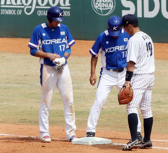 이종범 1루 코치가 베이스에 이상이 없는지 점검해보고 있다. 자카르타=김성룡 기자