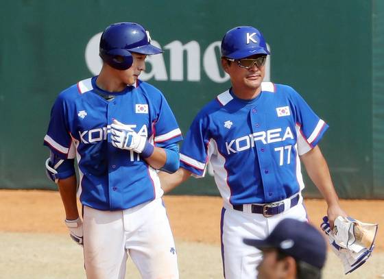 이종범 1루 코치가 8회초 안타를 치고 1루에 진루한 아들 이정후의 등을 토닥여주고 있다. 자카르타=김성룡 기자