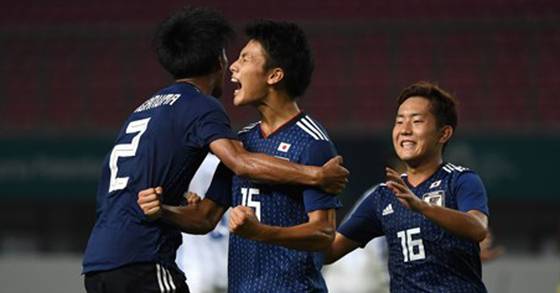 일본의 우에다 아야세(가운데)가 29일 인도네시아 자와바랏주 치비농의 파칸사리 스타디움에서 열린 2018 자카르타·팔렘방 아시안게임 남자축구 준결승에서 후반 33분 결승골을 터트린 뒤 기뻐하고 있다.[AFP=연합뉴스]