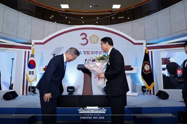 문재인 대통령은 기념사를 통해 헌법재판소 창립 30년을 축하하고 헌법과 국민, 민주주의와 촛불혁명의 의미를 되새겼다.