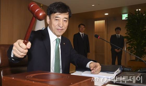 이주열 한국은행 총재가 31일 오전 서울 중구 한국은행에서 열린 금융통화위원회 본회의에서 의사봉을 두드리고 있다. 2018.8.31/뉴스1  <저작권자 © 뉴스1코리아, 무단전재 및 재배포 금지>