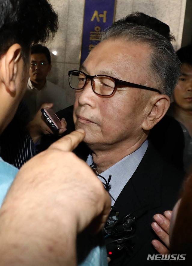 【서울=뉴시스】이영환 기자 = 김기춘 전 대통령 비서실장이 석방돼 지난 6일 새벽 서울 송파구 동부구치소에서 차량에 탑승하고 나서자 석방을 반대하는 시민들이 막아서고 있다. 2018.08.11.  20hwan@newsis.com