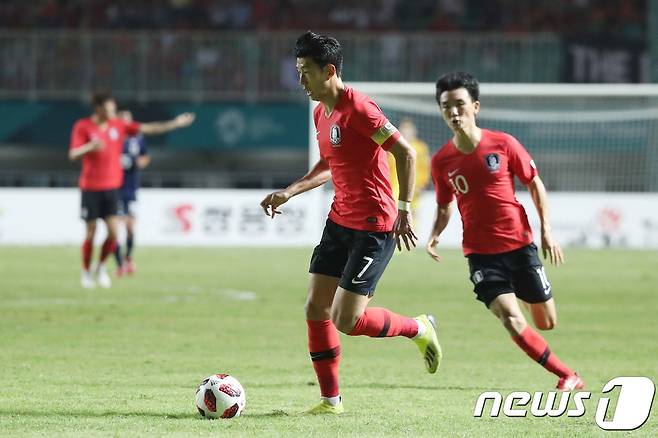 1일 오후 인도네시아 보고르 파칸사리 스타디움에서 열린 2018 자카르타·팔렘방 아시안게임 U-23 남자축구 결승전 대한민국과 일본의 경기에서 손흥민이 드리블을 하고 있다. 2018.9.1/뉴스1 © News1 임세영 기자