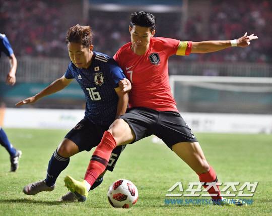 1일 오후 인도네시아 보고르 파칸사리 스타디움에서 '2018 자카르타 팔렘방 아시안게임' 남자 축구 결승전 한국과 일본의 경기가 열렸다. 한국 손흥민이 볼을 다투고 있다.  보고르(인도네시아)=김경민 기자 kyungmin@sportschosun.com /2018.09.01/