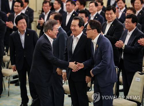 당·정·청 전원회의 입장하며 악수하는 문 대통령 (서울=연합뉴스) 황광모 기자 = 문재인 대통령이 1일 오전 청와대 영빈관에서 열린 당·정·청 전원회의에 입장하다 더불어민주당 박주민 최고위원과 악수하고 있다. 2018.9.1      hkmpooh@yna.co.kr  (끝)