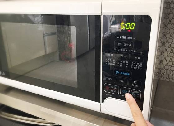 극초단파를 활용해 음식물을 덥히는 전자레인지의 모습. 극초단파를 실생활에 응용한 대표적인 사례다. [중앙포토]
