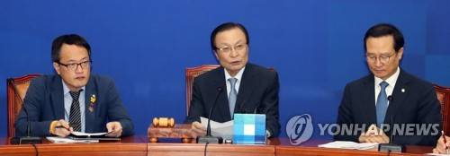 발언하는 이해찬 대표 (서울=연합뉴스) 최재구 기자 = 더불어민주당 이해찬 대표가 3일 국회에서 열린 최고위원회의에서 발언하고 있다. jjaeck9@yna.co.kr (끝)