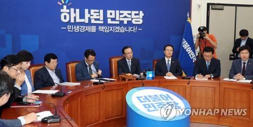 발언하는 이해찬 대표 (서울=연합뉴스) 최재구 기자 = 더불어민주당 이해찬 대표가 3일 국회에서 열린 최고위원회의에서 발언하고 있다.       jjaeck9@yna.co.kr  (끝)