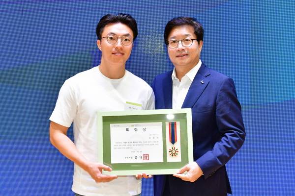 ▲ 염태영 수원시장(오른쪽)이 류광현씨(왼쪽)에게 표창 수여 기념촬영을 하고 있다.