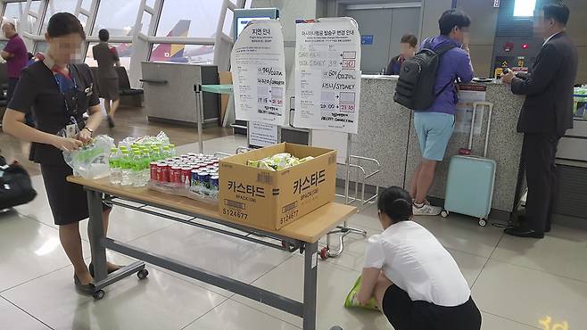 아시아나항공 기내식 공급 차질에 따른 운항 지연 사태가 발생한 지난 7월2일 저녁 인천국제공항 탑승구 앞에서 ‘지상직’ 직원들이 지연된 항공기 승객들을 위한 간식을 준비하고 있다. 인천공항/김미영 기자 kimmy@hani.co.kr