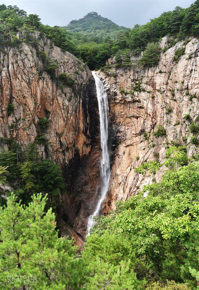 89m 수직으로 낙하하는 물줄기와 마주하면 그저 입이 떡 벌어질 뿐이다.