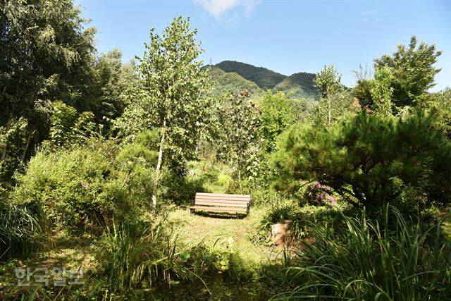 마을 정원엔 조형물 대신 벤치가 덩그러니 놓여 있다.