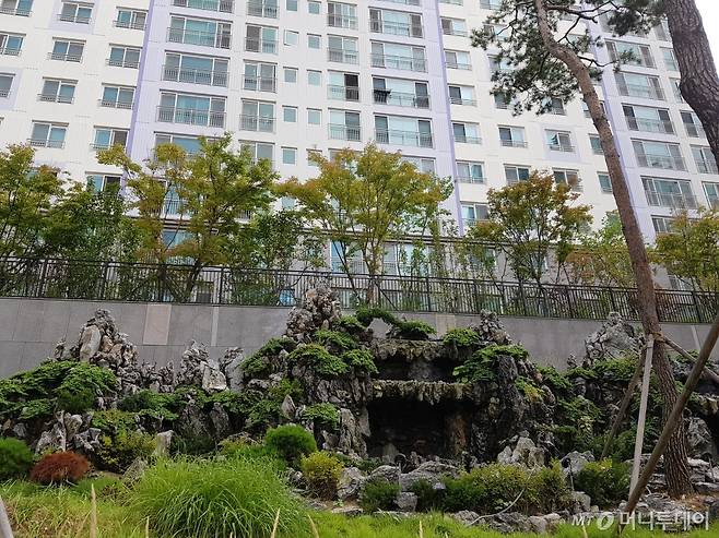 지난달 29일 찾은 경기 화성시 동탄2신도시 31블록 청계숲사랑으로부영 단지내 조경이 업그레이드 됐다. /사진=박치현 기자