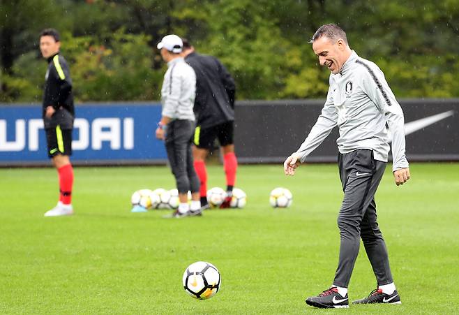 ▲ 훈련 첫날 벤투 감독은 "굿!" "웰던!"을 외치며 선수들에게 칭찬을 많이 했다. ⓒ연합뉴스