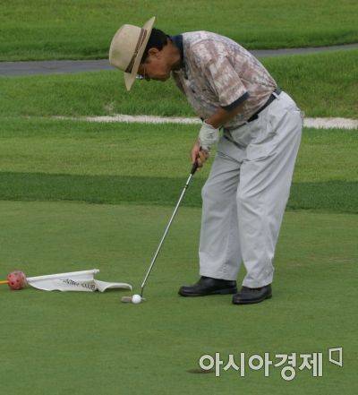 퍼팅할 때는 반드시 공이 홀을 지나가게 쳐야 한다.