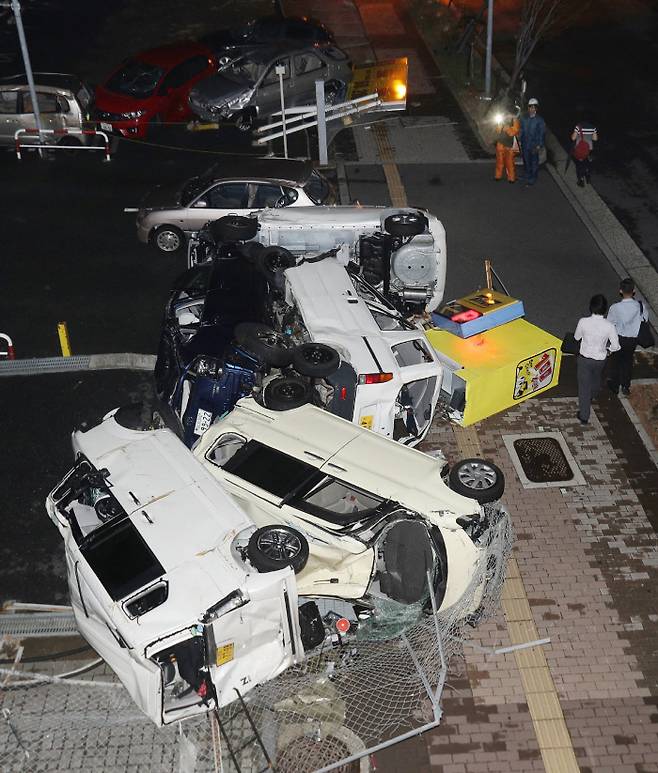 4일(현지시간) 일본 오사카에서 태풍 ‘제비’가 몰고온 강풍으로 뒤집어진 차량들이 길에 나뒹굴고 있다. AFP연합뉴스