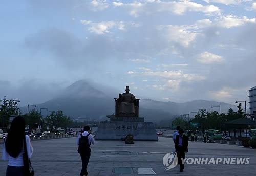 이른 아침 광화문 출근길 [연합뉴스 자료사진]