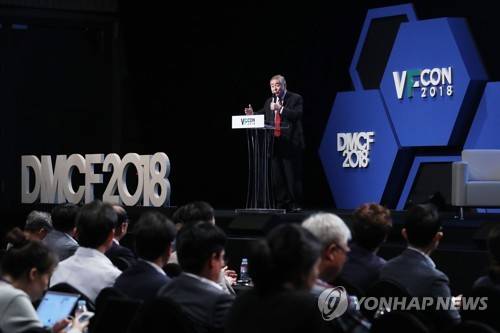 문정인 '갈등을 넘어서 평화와 협력으로' (서울=연합뉴스) 강민지 기자 = 5일 오후 서울 마포구 상암동 MBC공개홀에서 열린 '보이는 미래 컨퍼런스 2018'에서 문정인 청와대 외교안보특보가 '갈등을 넘어서 평화와 협력으로: 동북아 공동체의 미래'를 주제로 기조연설을 하고 있다. mjkang@yna.co.kr  (끝)