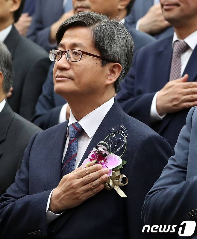 김명수 신임 대법원장이 26일 서울 서초구 대법원 대강당에서 열린 취임식에서 국기에 대한 경례를 하고 있다. 2017.9.26/뉴스1 © News1 오대일 기자