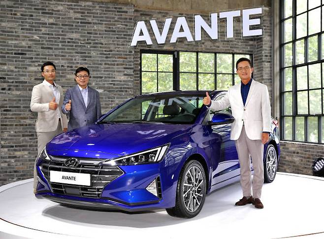 (왼쪽부터)현대자동차 외장디자인실장 구민철 이사대우, 현대자동차 준중형총괄PM 이근한 실장, 현대자동차 이광국 부사장 (제공=현대자동차)