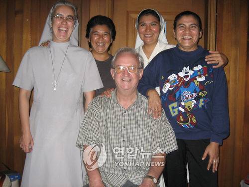 2006년 서울 보문동 천주교노동사목위원회 외국인노동자상담소에서 활동할 당시의 홍세안 신부(가운데)  [연합뉴스 자료사진]
