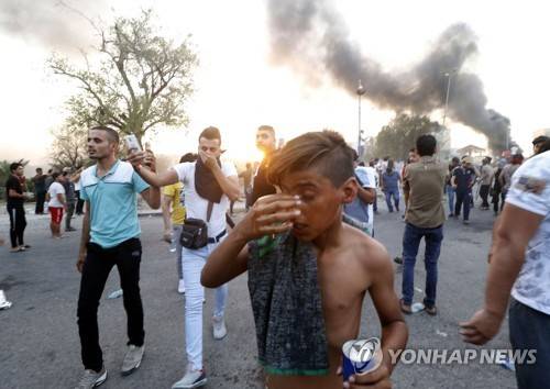 이라크 군경, 바스라에서 최루탄 발포 [AFP=연합뉴스 자료사진]