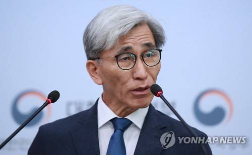 브리핑 하는 정해구 대통령 직속 정책기획위원장 (서울=연합뉴스) 홍해인 기자 = 정해구 대통령 직속 정책기획위원장이 5일 서울 세종대로 정부서울청사 별관에서 사회 분야 전략회의인 '포용국가전략회의' 사전 브리핑을 하고 있다.       hihong@yna.co.kr  (끝)