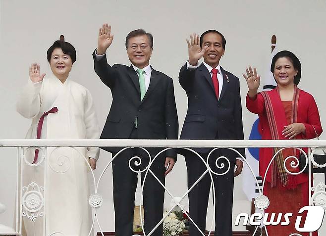 인도네시아를 국빈 방문한 문재인 대통령과 김정숙 여사가 9일 오후 조코 위도도 대통령 내외와 보고르 대통령궁 베란다에서 손을 흔들고 있다. (청와대) 2017.11.10/뉴스1 © News1 김명섭 기자
