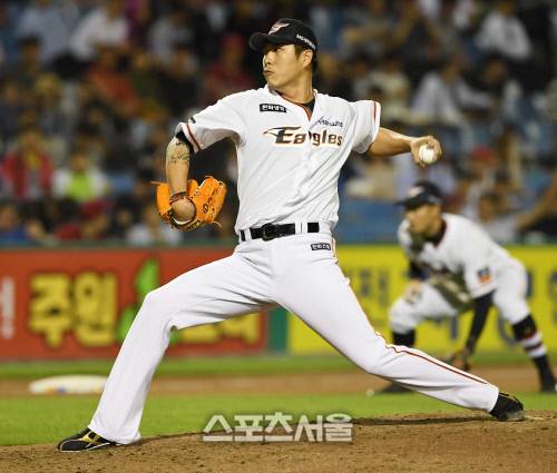 한화 이글스 권혁이 25일 대전 한화 생명 이글스 파크에서 진행된 KIA 타이거즈와의 경기에서 1-4로 뒤진 6회 두번째 투수로 등판해 역투하고 있다. 대전 | 김도훈기자 dica@sportsseoul.com