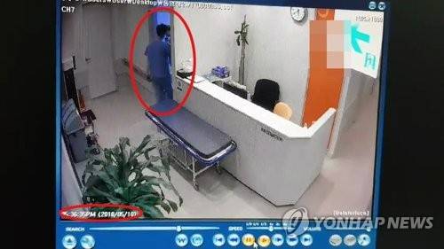 수술실에 들어가는 의료기기 판매원 (부산=연합뉴스) 의료기기 영업사원에게 대리수술을 시키고 환자가 뇌사상태에 빠지자 진료기록 등을 조작한 전문의와 간호사 등이 검거됐다. 부산 영도경찰서는 의료법 위반, 업무상과실치상 혐의로 정형외과 원장 A(46)씨와 의료기기 판매 영업사원 B(36)씨, 간호사 등 7명을 검찰에 기소의견으로 송치했다고 7일 밝혔다. [부산 경찰청 제공]