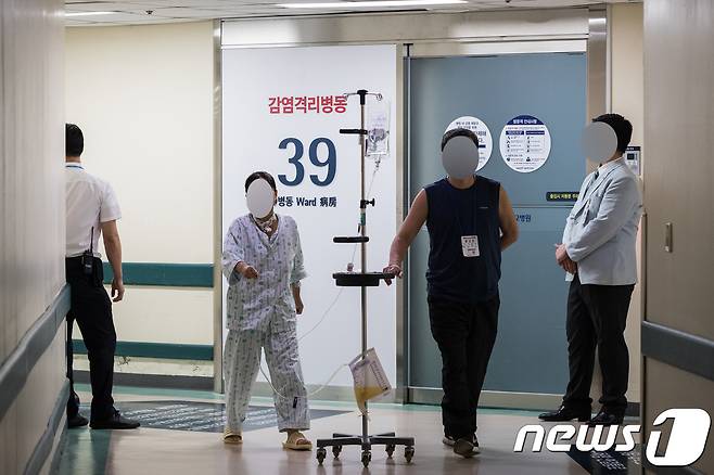 서울에서 중동호흡기증후군(MERS·메르스) 확진 환자가 발생한 8일 서울 종로구 서울대병원 격리병실이 통제되고 있다. 8일 질병관리본부에 따르면 쿠웨이트 여행을 다녀온 A씨(61)가 메르스 확진 판정을 받아 서울대병원 국가지정격리병상에 격리 치료를 받고 있다. 2018.9.8/뉴스1 © News1 유승관 기자