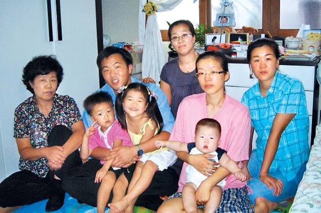 그는 태어나자마자 미국으로 입양됐다가 2007년 모친(맨 왼쪽)과 세 누나, 조카들을 처음 만났다. ‘차민근’이라는 이름도 되찾았다. / 매튜 샴파인 페이스북