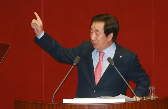 김성태 자유한국당 원내대표가 5일 오전 서울 여의도 국회 본회의장에서 국정에 관한 교섭단체대표연설을 하고 있다. [뉴스1]