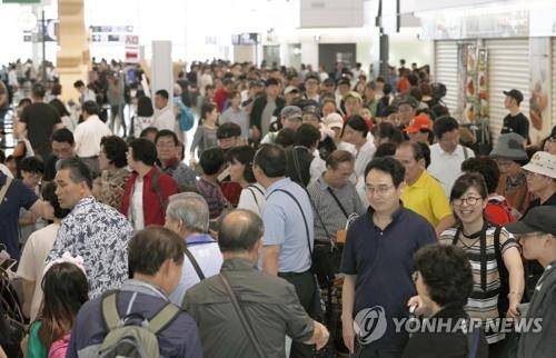 국제선 운항 재개에 붐비는 일본 신치토세공항 (삿포로 교도=연합뉴스) 일본 홋카이도(北海道) 강진으로 일시 폐쇄됐던 신치토세(新千歲)공항 국제선이 8일 다시 운영에 들어갔다. 사진은 귀국을 서두르는 외국인 관광객들이 몰려들어 혼잡한 국제선 터미널. 2018.9.8