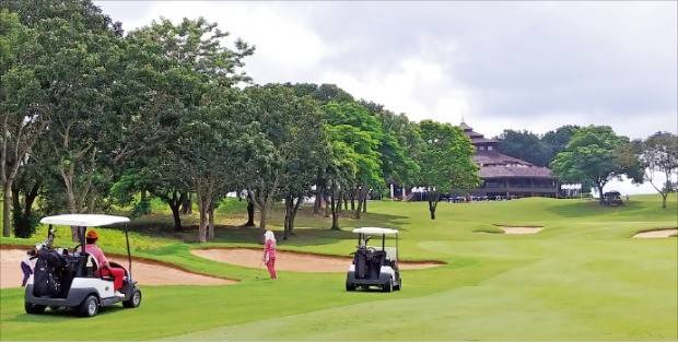 산타부리CC 9번홀. 전 홀 카트 인 플레이 가능.