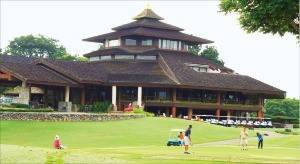 산티부리CC 클럽하우스 앞 연습 그린.