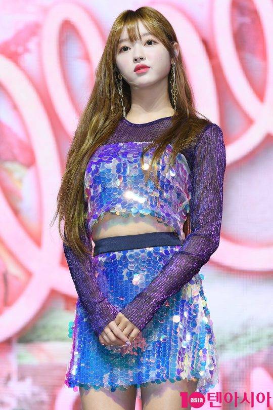그룹 오마이걸 유아가&nbsp;10일 오후 서울 광진구 예스24 라이브홀에서 열린 여섯 번째 미니음반 ‘리멤버 미(Remember me)’ 발매 기념 쇼케이스에 참석했다.