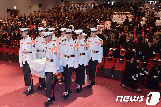 지난 7월23일 경북 포항 해병대1사단 내 도솔관에서 상륙기동헬기 '마린온'(MUH-1) 추락 사고로 순직한 해병대 장병의 합동 영결식이 해병대장(葬)으로 거행되고 있다. © News1 최창호 기자