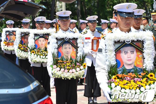 지난 7월23일 오전 경북 포항 해병대1사단 내 도솔관에서 상륙기동헬기 '마린온'(MUH-1) 추락 사고로 순직한 해병대 장병의 합동 영결식이 해병대장(葬)으로 거행되고 있다. © News1 최창호 기자