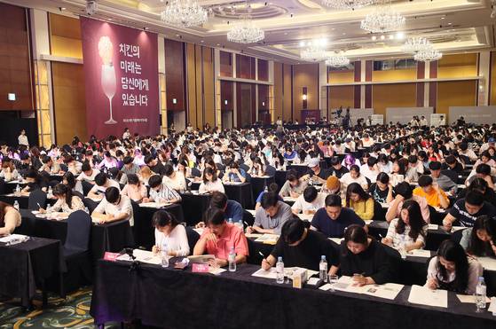 지난 7월 잠실 롯데호텔에서 '배달의 민족' 주최로 배민 치믈레이 자격시험이 열렸다. '치믈리에'란 치킨 감별사를 뜻하는 말로 한국인의 치킨 사랑을 엿볼 수 있는 '트렌드'가 됐다. [연합뉴스]