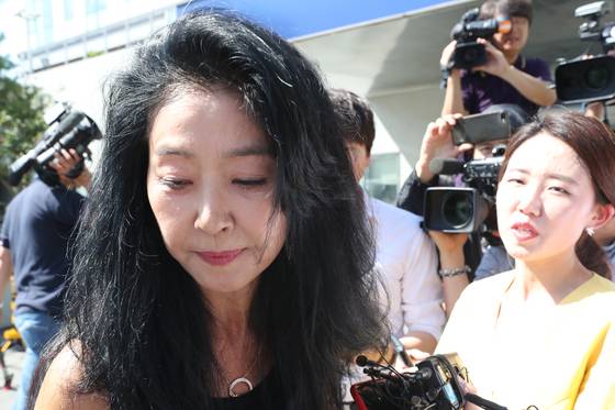 이재명 경기도지사의 '여배우 스캔들' 의혹 당사자인 배우 김부선 씨가 22일 오후 경기도 성남시 분당경찰서에 피고발인 신분으로 출석했다가 조사를 거부하고 30분 만에 다시 경찰서를 나와 취재진의 질문에 답하고 있다. [연합뉴스]