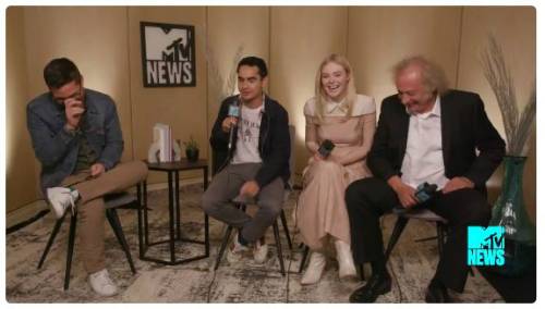 9일 MTV 뉴스에 출연한 엘르 패닝(오른쪽에서 두 번째)과 맥스 밍겔라(〃세 번째)가 방탄소년단 '뷔' 팬이라고 밝혀 화제다. 사진= MTV 방송 캡처